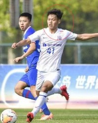 乐竞体育APP- 曼联青训小将梅开二度抢镜  